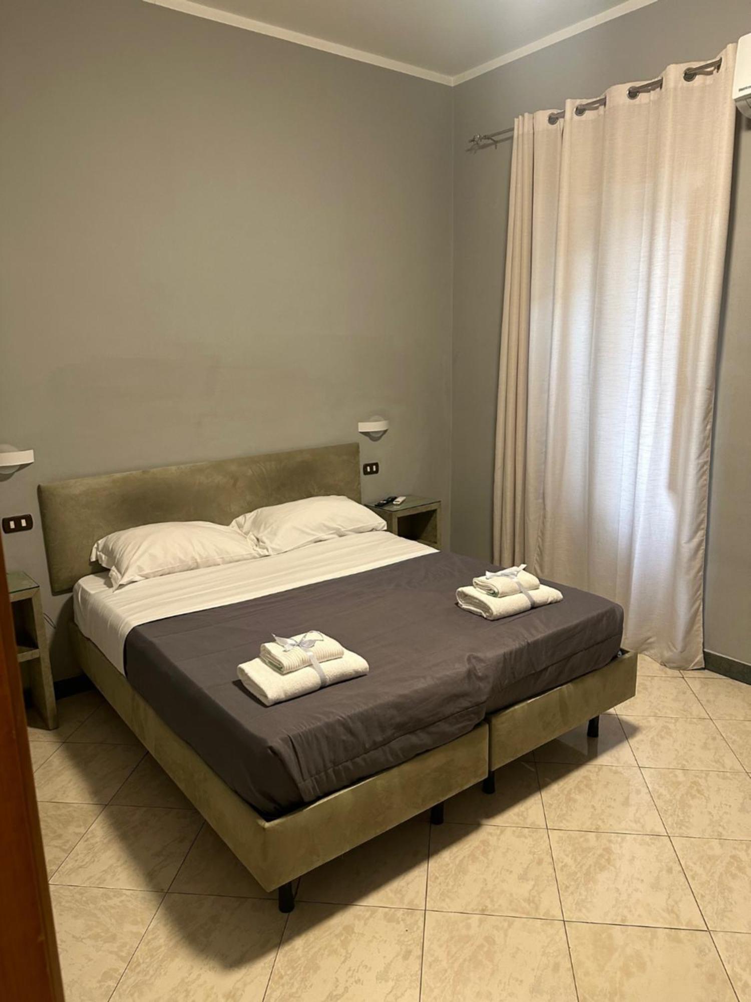Smart Station Hotel Неаполь Экстерьер фото