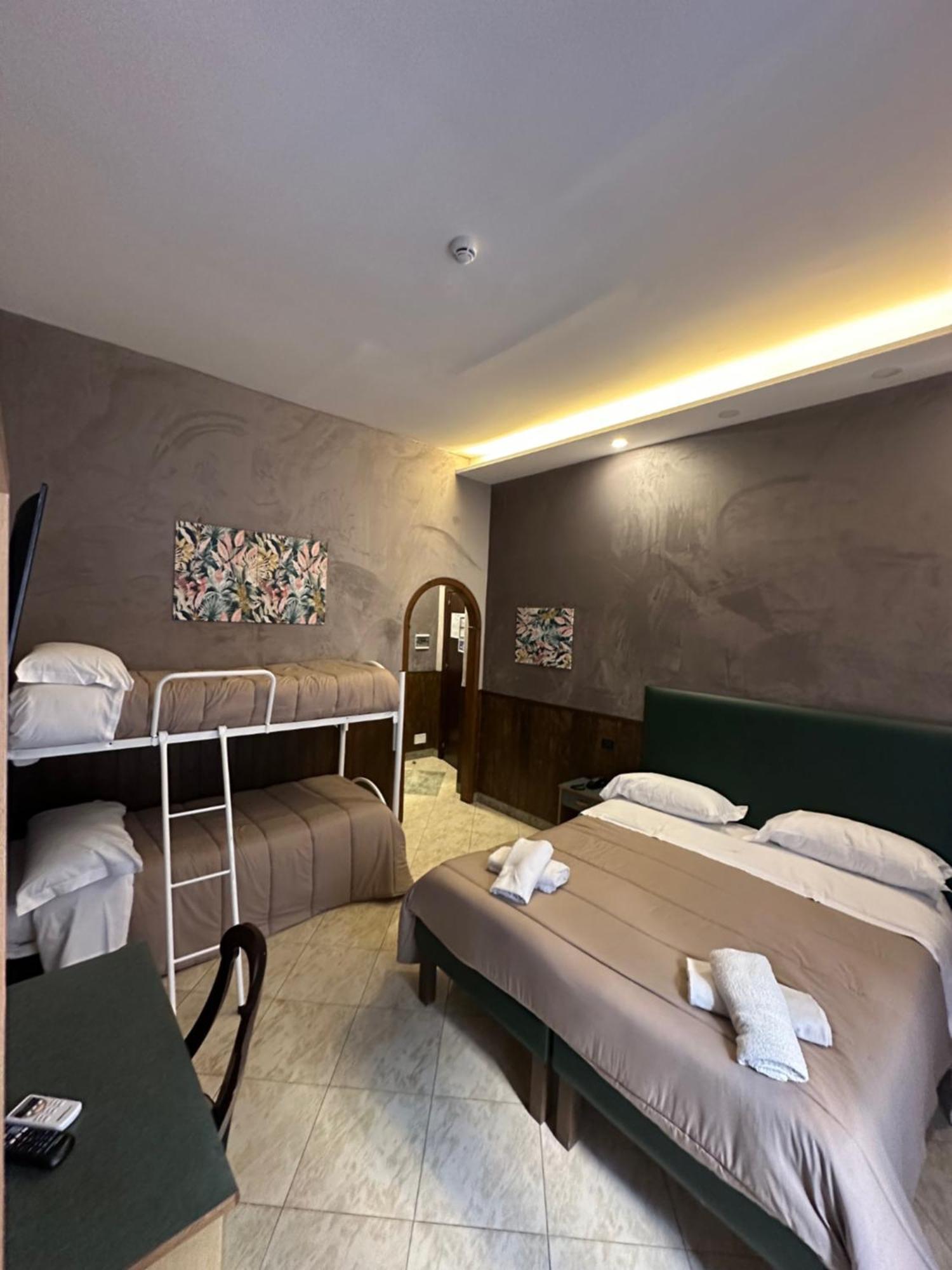 Smart Station Hotel Неаполь Экстерьер фото