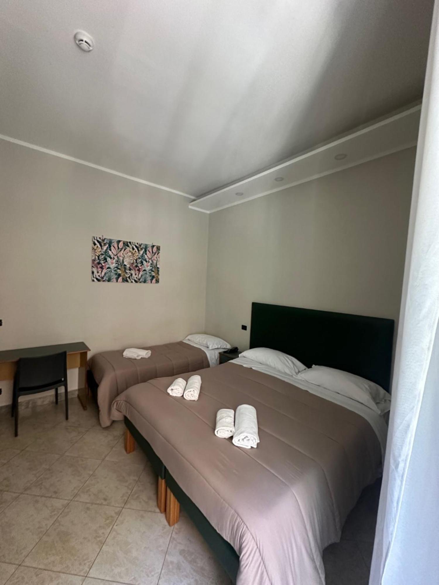 Smart Station Hotel Неаполь Экстерьер фото