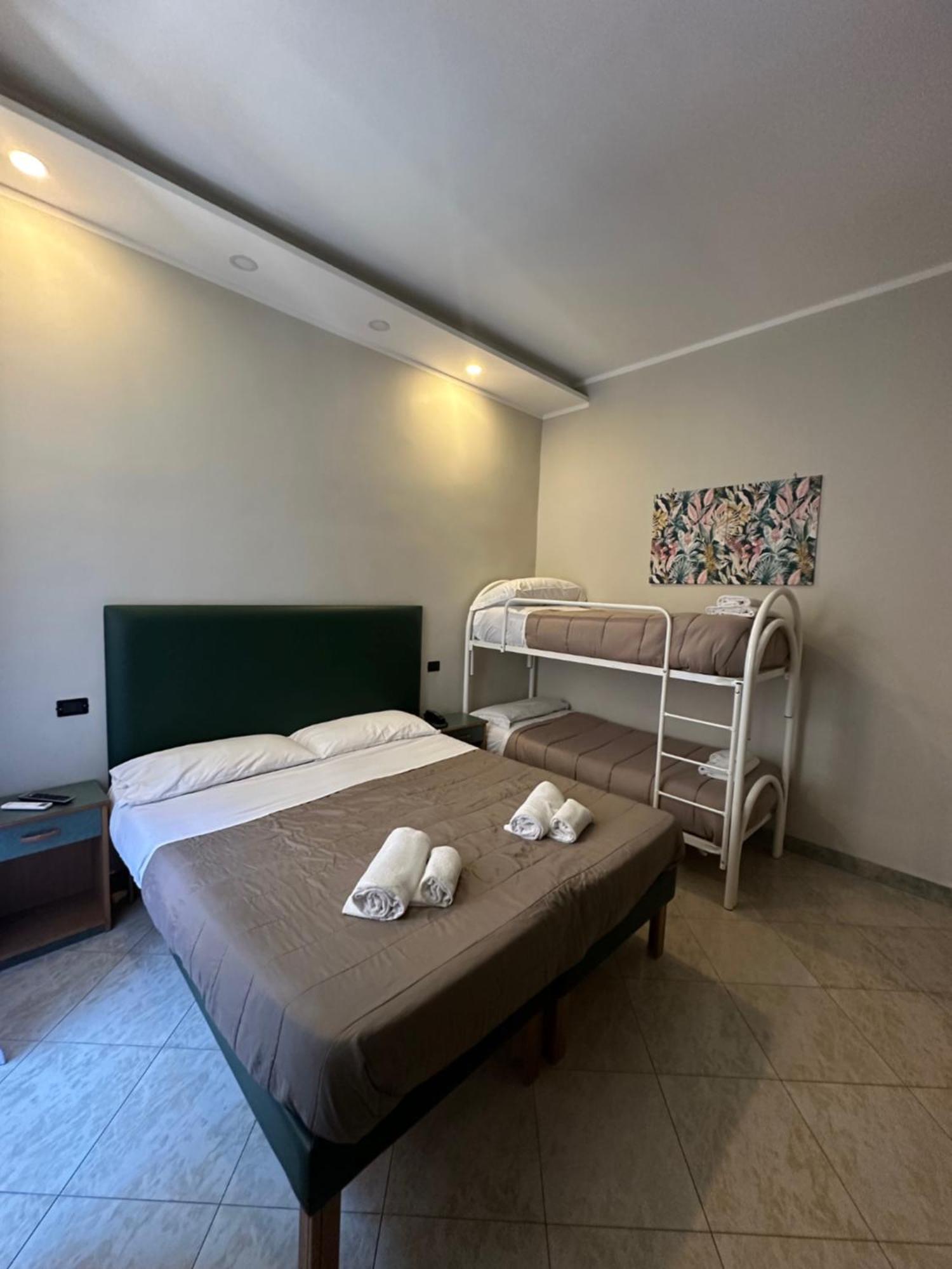 Smart Station Hotel Неаполь Экстерьер фото